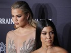 Khloe e Kourtney Kardashian usam vestidos ousados em evento nos EUA