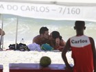 Débora Nascimento e José Loreto se beijam na praia