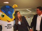 Paula Morais posta foto com Ronaldo e mascote da copa