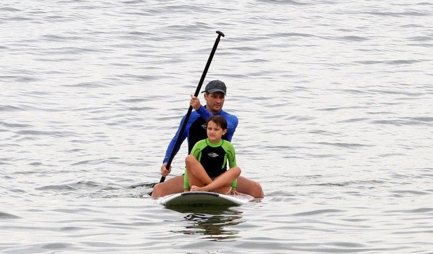 Marcelo Serrado faz stand up paddle com a filha (Foto: André Freitas / AgNews)