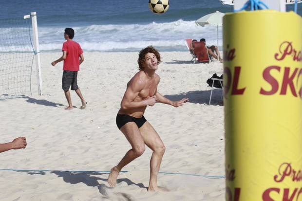 José Loreto joga futevôlei na praia da Barra (Foto: Gabriel Rangel / AgNews)