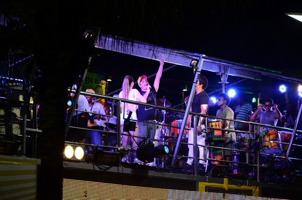 Rafael Cortez canta com a banda Timbalada em trio no circuito barra ondina (Foto: AgNews  / AgNews)