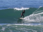 Daniele Suzuki surfa na praia da Macumba, no Rio