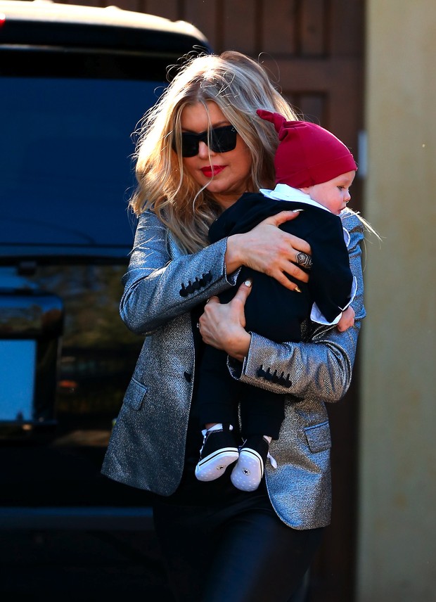 X17 - Fergie com o filho, Axl, na cidade de Pomona, na Califórnia, nos Estados Unidos (Foto: X17online/ Agência)