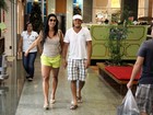 De shortinho flúor, Gracyanne passeia com Belo em shopping