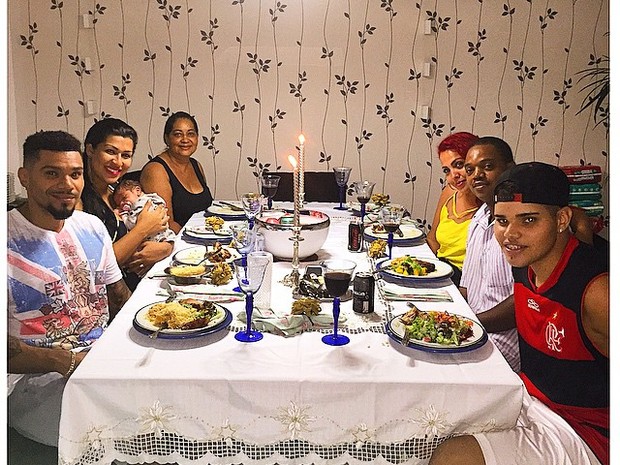 Naldo com Ellen Cardoso e os filhos Maria Victoria e Pablo: jantar em família (Foto: Instagram/ Reprodução)