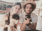 Chay Suede e Laura Neiva posam com filhotes de cachorrinhos