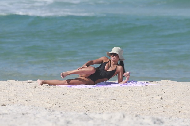 Anna Lima na praia (Foto: Dilson Silva / Agnews)