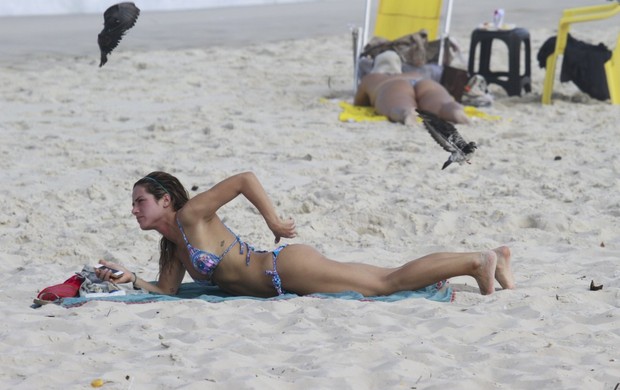 Giovanna Ewbank na praia da Barra (Foto: Dilson Silva / AgNews)