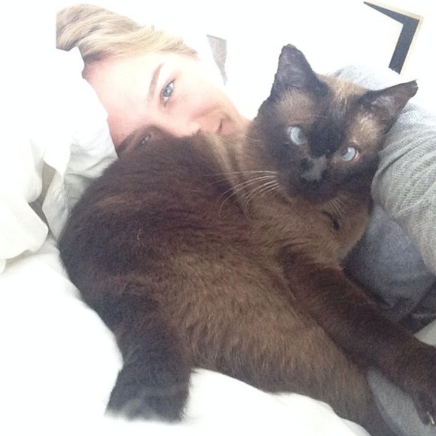Fiorella Mattheis com sua gatinha na cama (Foto: Instagram)