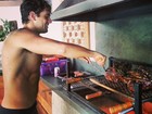 Sem camisa, Rafael Cardoso mostra  dotes culinários: 'Churrasqueando'