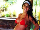 De biquíni, ex-namorada de Adriano mostra barrigão de grávida