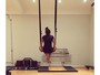 Nanda Costa mostra força e equilíbrio durante exercício em argola