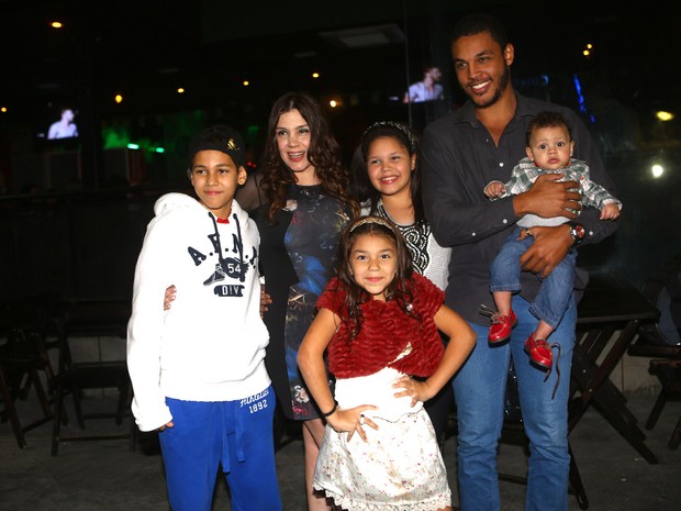 Simony comemora aniversário com o namorado, Patrick Silva, e os filhos, Anthony, Ryan, Aysha e Pyetra, em São Paulo (Foto: Iwi Onodera/ EGO)