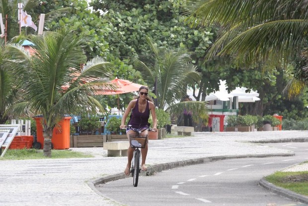 Débora Nascimento andando de bicicleta (Foto: Fábio Martins/AgNews)