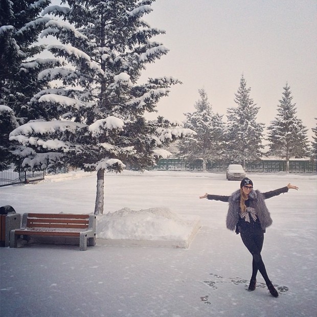 Paris Hilton curte a neve (Foto: Reprodução/Instagram)