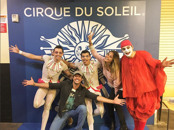 Nando Rodrigues e Yasmin Volpato com artistas do Cirque Du Soleil (Foto: Reprodução/Instagram)