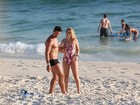 Christine Fernandes curte praia com amigo no Rio e exibe a boa forma 