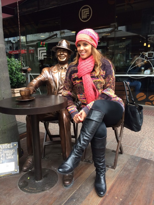 Renata Santos ao lado da estátua de Carlos Gardel (Foto: Divulgação)