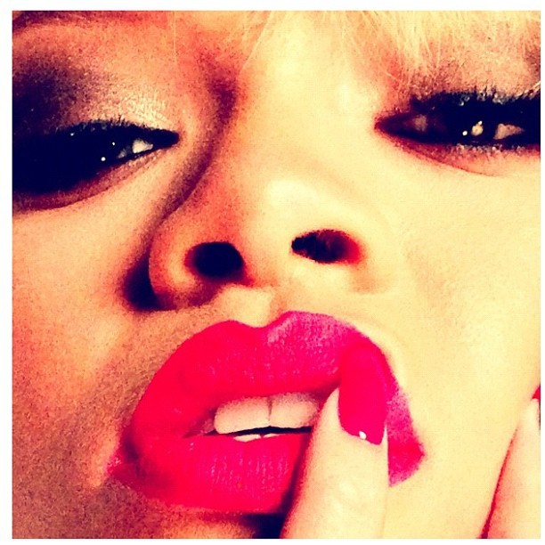Rihanna dá prévia de campanha para os fãs (Foto: Instagram)