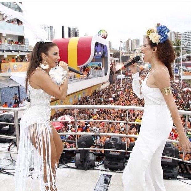 Ivete de perfil durante dueto com Vanessa da Mata (Foto: Reprodução/Instagram)