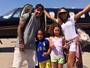 Jogador holândes De Jong curte férias com a família após a Copa