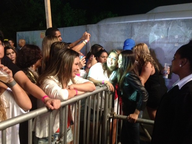 Carla Perez e a filha, Camilly Victória, atendem a fãs nos bastidores de show do Harmonia do Samba em Salvador, na Bahia (Foto: EGO)