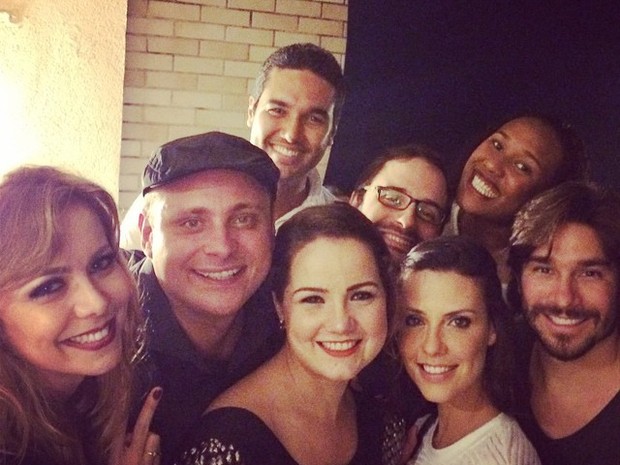 Léo Fuchs com amigos como Simone Soares, Tatyane Goulart e Camila Rodrigues em festa no Rio (Foto: Instagram/ Reprodução)