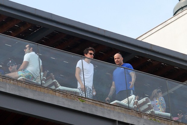 John Mayer na sacada de hotel no RJ (Foto: Wallace Barbosa/AgNews)