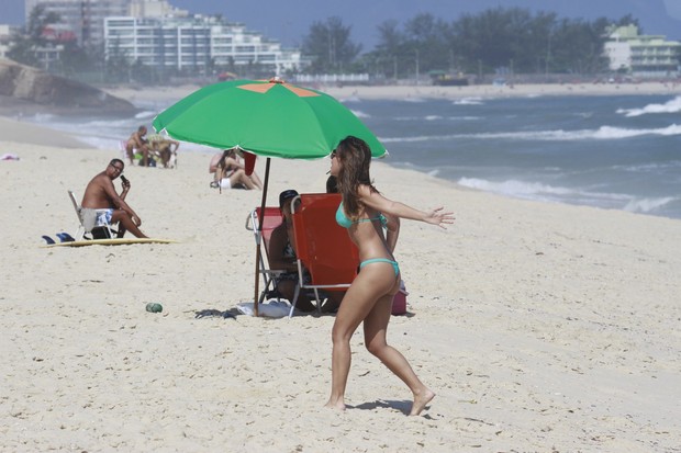 Mariana Rios grava "Salve Jorge" na praia da Macumba, no Rio (Foto: Dilson Silva / AgNews)