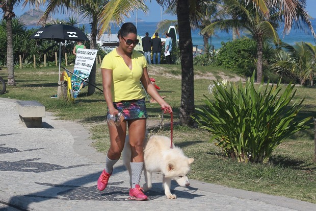 Adriana Bombom caminha com seu cachorro (Foto: Dilson Silva/Agnews)