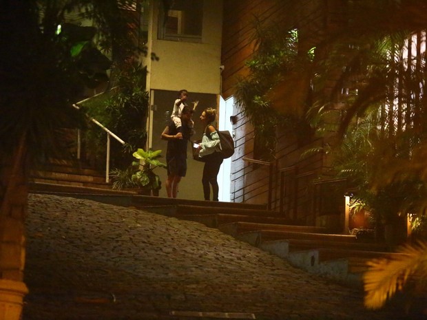 Giovanna Ewbank e Bruno Gagliasso com a filha, Titi Gagliasso, na Zona Oeste do Rio (Foto: Ag. News)