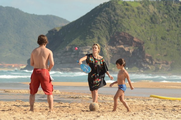 Carolina Dieckmann com o filho (Foto: MARCELO DUTRA/PHOTO RIO NEWS)