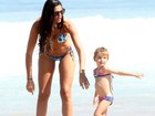 Daniella Sarahyba curte praia com a filha no Rio