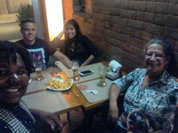 Ex-BBBs Munik Nunes com o namorado, Anderson Felício, Ronan e Geralda (Foto: Instagram/ Reprodução)