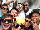 Neymar curte sábado com amigos: 'Alegria que contagia'