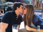 Cristiana Oliveira troca beijos com o namorado em Goiânia