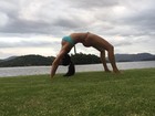 Daniela Albuquerque, de biquíni, mostra equilíbrio durante exercício
