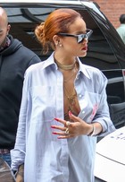 Sem sutiã, Rihanna aposta em vestidão largo com decote vertiginoso