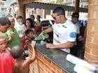 Naldo faz a alegria de crianças carentes em comunidade do Rio