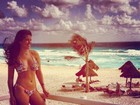 Andressa Ganacin posa de biquíni em praia paradisíaca