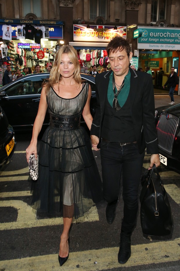Kate Moss e o marido, Jamie Hince, em Londres, na Inglaterra (Foto: Splash News/ Agência)