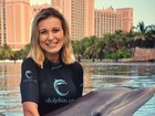 Andressa Urach abraça golfinho: 'Hoje o dia foi muito divertido'