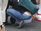 Jennifer Garner 'paga cofrinho' e deixa calcinha à mostra em passeio