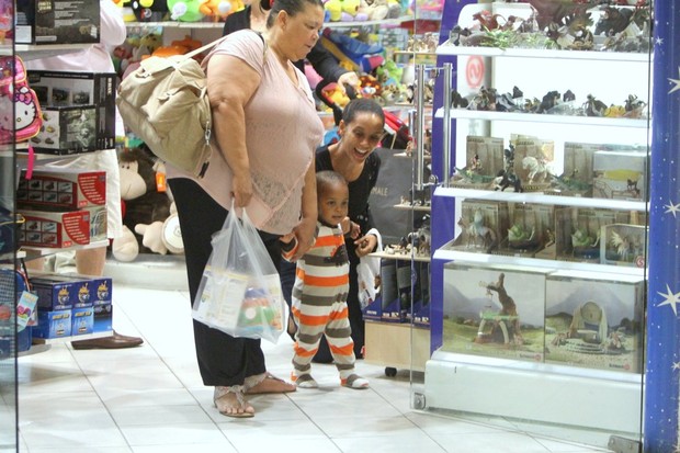 Taís Araújo e filho, João Vicente, em shopping no Rio (Foto: Delson Silva/ Ag. News)