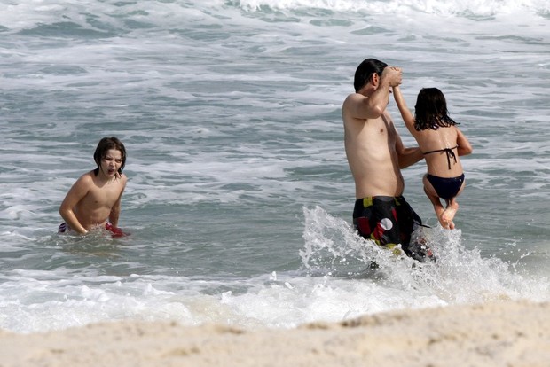 Murílo Benício na praia com o filho e amiga (Foto: FotoRioNews)