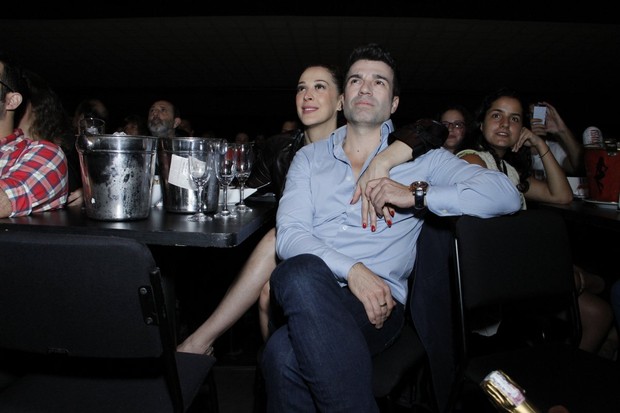Claudia Raia e o namorado, Jarbas Homem de Mello assistem coladinhos o show (Foto: Felipe Panfili / Agnews)