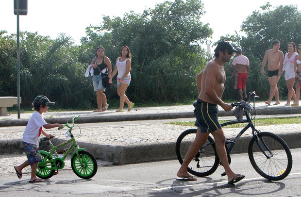 Domingos Montaguer pedala com filhos na Praia da Barra da Tijuca (Foto: DELSON SILVA)