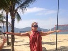 Aos 71 anos, Susana Vieira pratica slackline em praia: 'Vovó na cordinha'