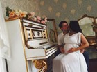 Mônica Carvalho posa com o marido e exibe barrigão de grávida 